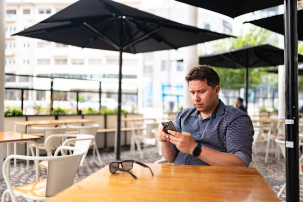 男子在智能手机上收到坏消息图片下载