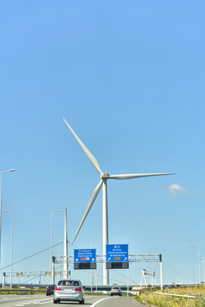 户外风车照片，可再生能源概念摄影与风电场。可持续能源，绘有现代科技。图片下载