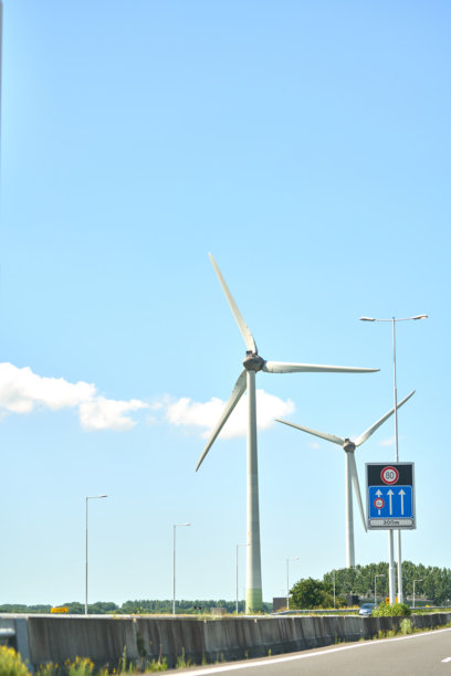 户外风车照片，可再生能源概念摄影与风电场。可持续能源，绘有现代科技。图片下载
