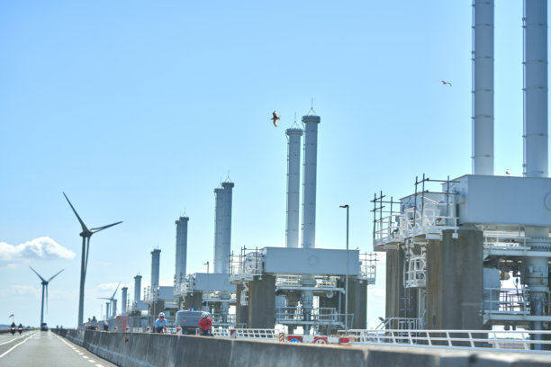 户外风车照片，可再生能源概念摄影与风电场。可持续能源，绘有现代科技。图片下载