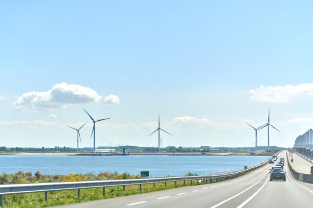 户外风车照片，可再生能源概念摄影与风电场。可持续能源，绘有现代科技。图片下载