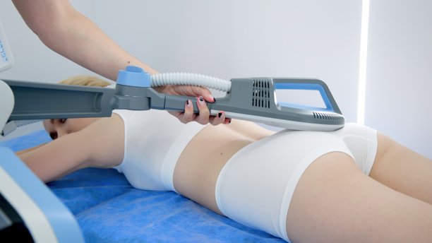 理疗师使用先进设备进行电磁疗法治疗背痛，展示有效的疼痛管理和康复技术图片下载