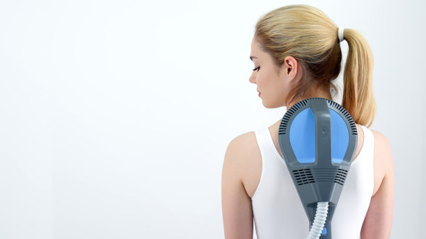 理疗师使用先进设备进行电磁疗法治疗背痛，展示有效的疼痛管理和康复技术图片下载