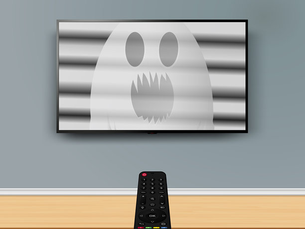 看电视，看恐怖电影。遥控器指向墙上的电视，屏幕上有鬼影。图片下载