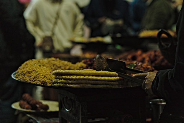 在印度大吉岭商业路的街道上，街边小吃店的夜间特写照片图片下载