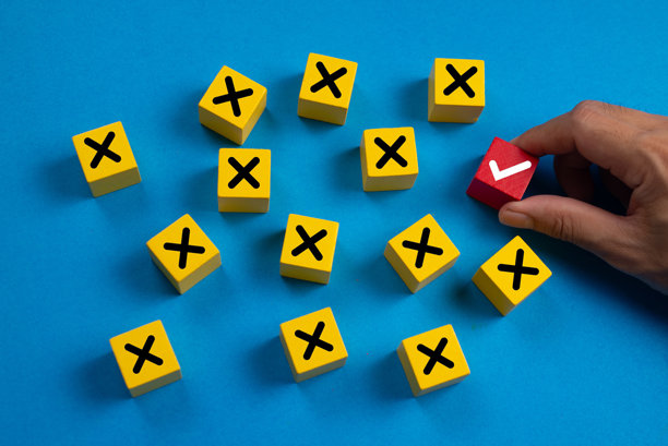 测验和答案的重点选择概念。手动选择正确或错误的复选标记在蓝色立方体木制玩具块与取消图标。真或假改变心态或方式的领导，测验回答民意调查接受图片下载