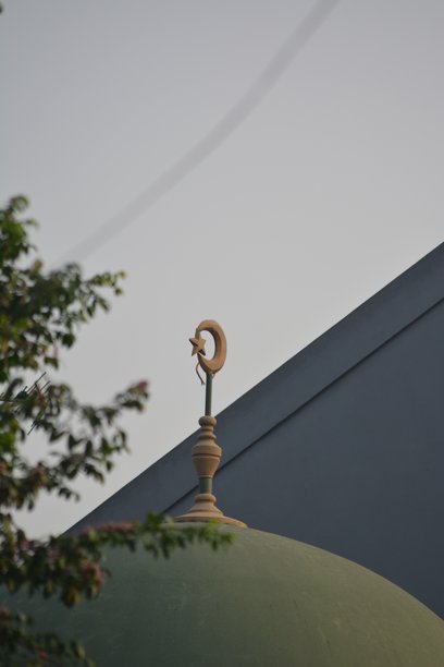 清真寺的屋顶上有月亮和星星的标志，这是伊斯兰教的同义词图片下载