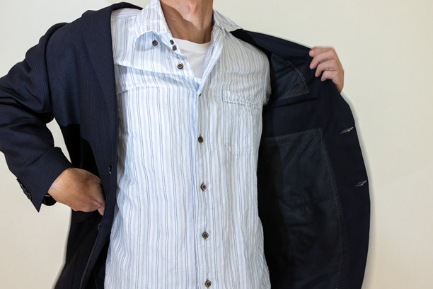 一个在衬衫外面穿黑色夹克的男人图片下载