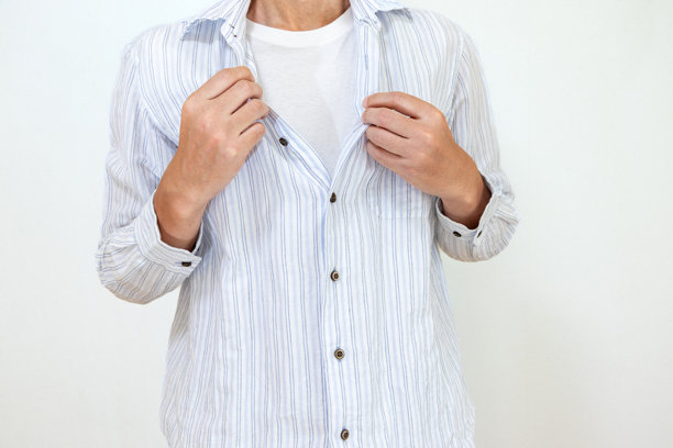 一个穿浅蓝色衬衫的男人图片下载