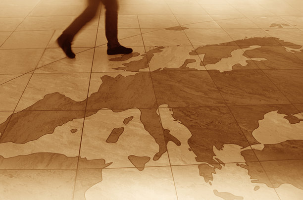 地板上的欧洲地图，年轻人穿过地图。图片下载
