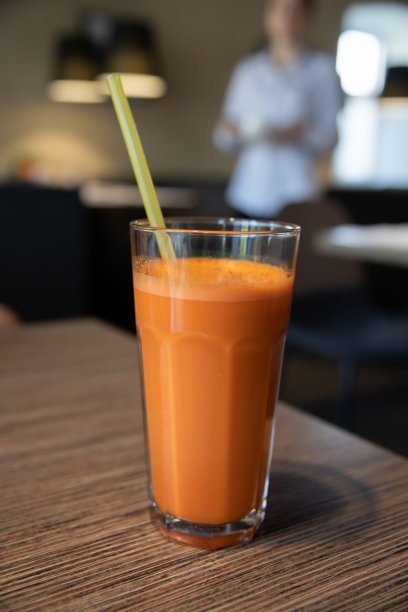 新鲜的胡萝卜汁上桌了图片下载