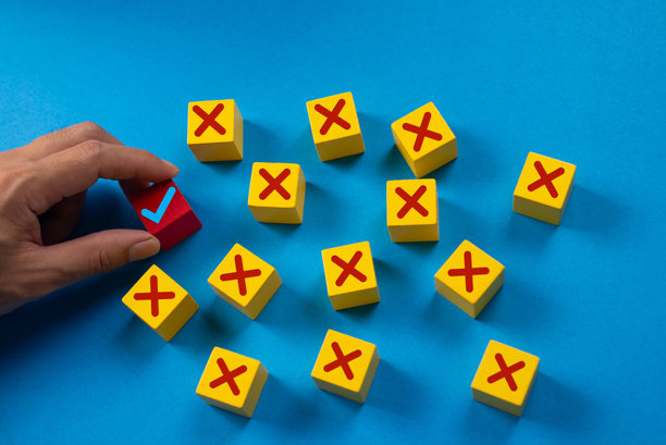 测验和答案的重点选择概念。手动选择正确或错误的方块木制玩具块与取消图标，蓝色背景。正确或错误的心态或领导方式，民意调查的接受度图片下载
