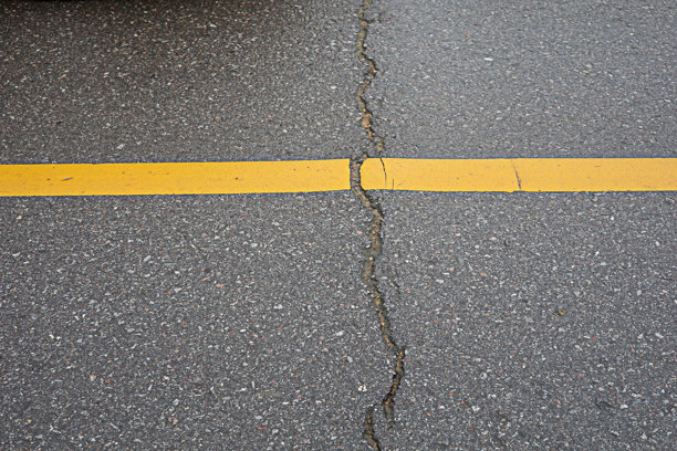 沥青路面裂开了。图片下载