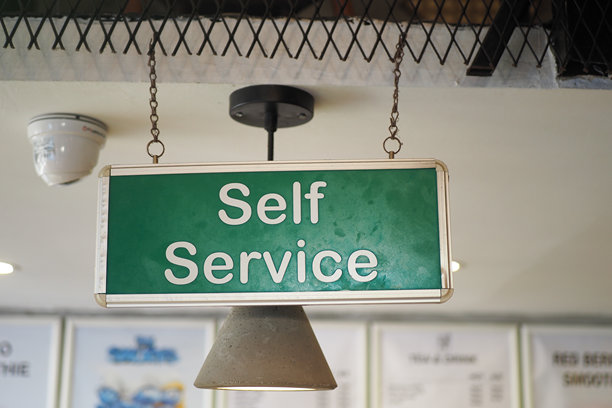 自助服务标牌在当代咖啡馆环境中提升顾客体验图片下载