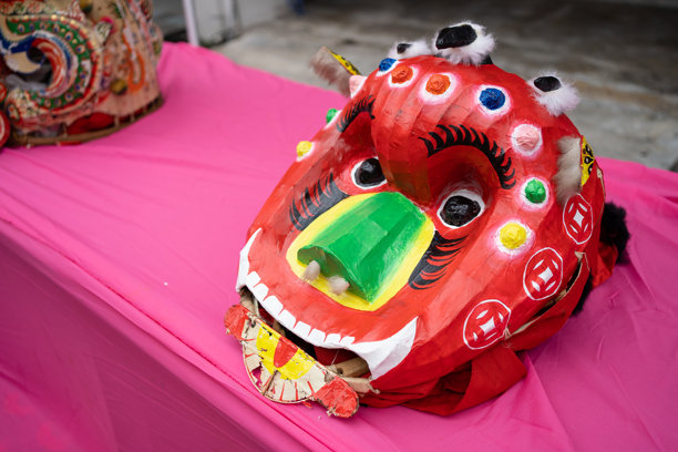 舞狮表演用的红色华北狮子面具。图片下载