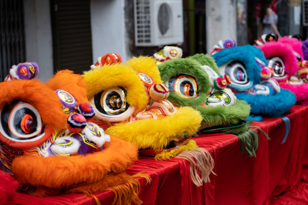 舞狮表演用的各种颜色的华南狮子面具。图片下载