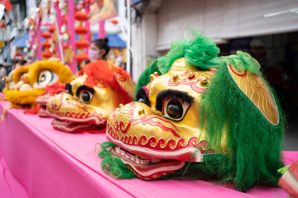 舞狮表演用的绿色华北狮子面具。图片下载