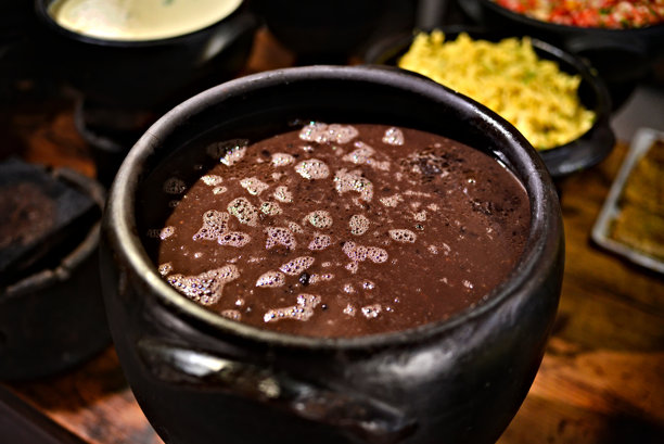 巴西标志性的国菜菲霍达在这张照片中被完美地捕捉到了。这道丰盛而美味的炖菜是用黑豆、各种猪肉块和香肠做成的图片下载