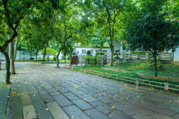 下雨天的寺庙公园路面图片下载