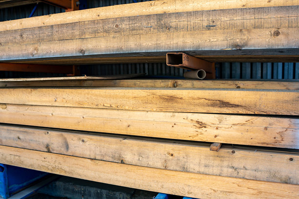 堆叠和分级的硬木木材图片下载