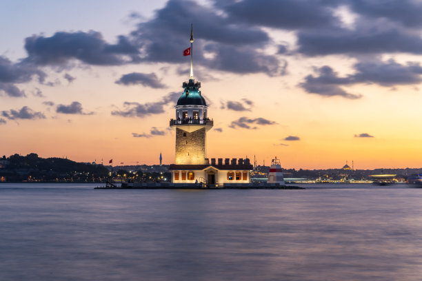 新处女塔(Yeni Kiz Kulesi)在日落时间的颜色无人机照片，伊斯坦布尔，土耳其(土耳其)图片下载