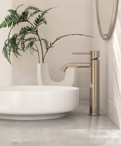 白色圆形陶瓷面盆，镀铬水龙头，灰色大理石台面上的镜子图片下载