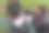 一个又大又胖的亚洲家庭，爸爸、妈妈、女儿在公园里野餐，他们坐着吃零食。他们坐着做作业，互相送花。他们很开心。图片下载