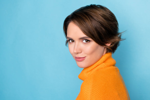 可爱的年轻女士的照片肖像看起来很漂亮漂亮可爱的模特脸穿着时髦的橙色服装孤立的蓝色背景图片下载