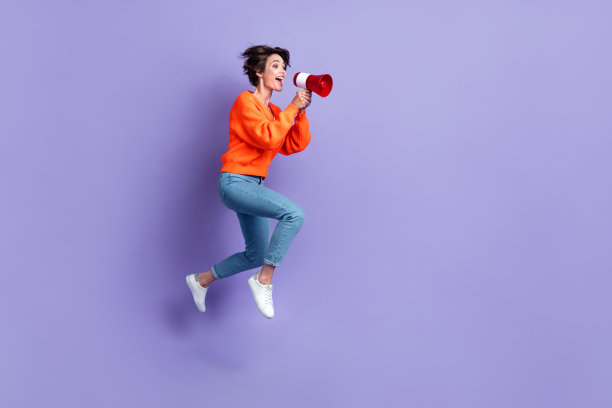 悠闲活跃的女士的全身照片宣扬有用的信息，空白的空间主张低价产品孤立在紫罗兰色的背景图片下载