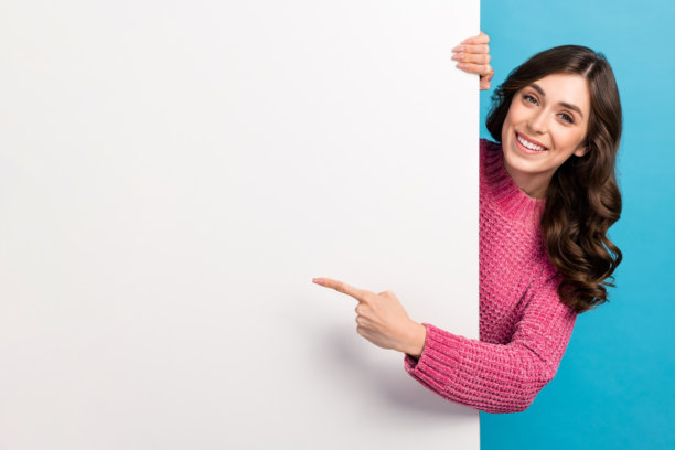 年轻的发起人的照片时髦的女孩躲在海报后面主张交易高利润金融投资它启动孤立的蓝色背景图片下载