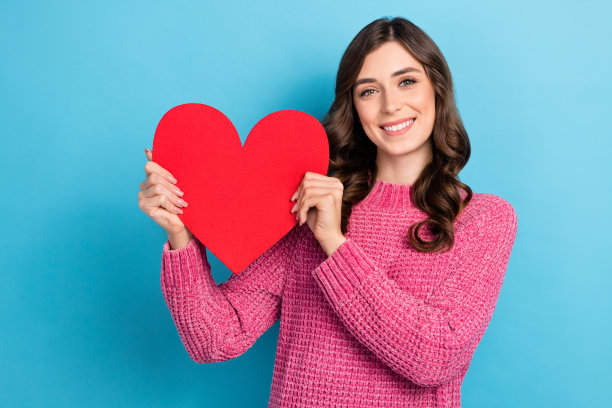 照片的快乐华丽的惊人的女士拿着大红色纸卡展示礼物空空间孤立在蓝色的背景图片下载