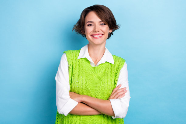 肖像照片开朗乐观的波波头女士穿着绿色针织背心正式制服专家公司律师孤立在蓝色的背景图片下载