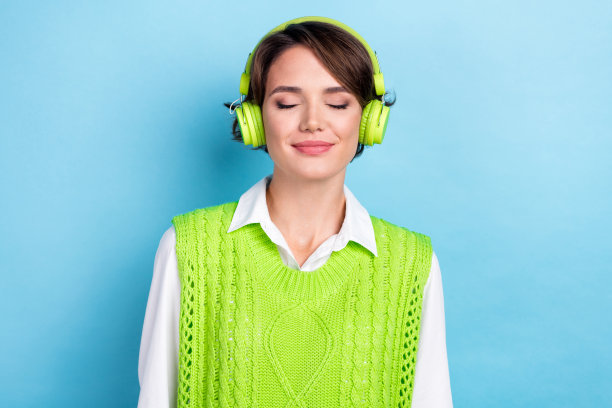 照片中可爱可爱的女士穿着时尚的衣服，购买新的配饰，享受乌克兰乐队在青色背景下的孤立图片下载