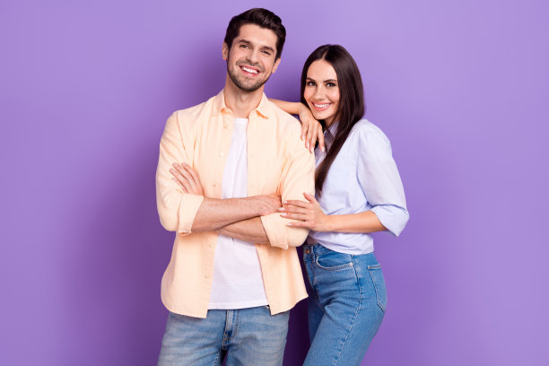 照片肖像欢快的爱情故事的人在一起，男子双手满足他的未来生活与女友孤立在紫色的背景图片下载