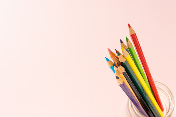 彩色背景上的彩色铅笔图片下载