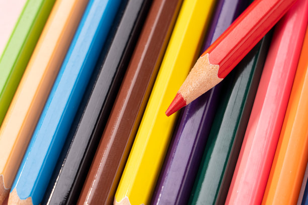 白色背景上的彩色铅笔图片下载