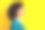 照片中漂亮的年轻女孩看起来空无一人的轮廓，穿着时髦的条纹装，孤立在黄色的背景上图片下载