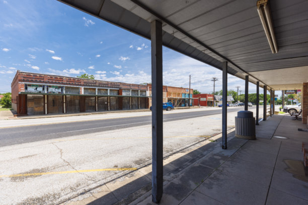 小城镇的危机和衰败。在德克萨斯州历史名城意大利的主要街道上，被遗弃的商店林立。图片下载