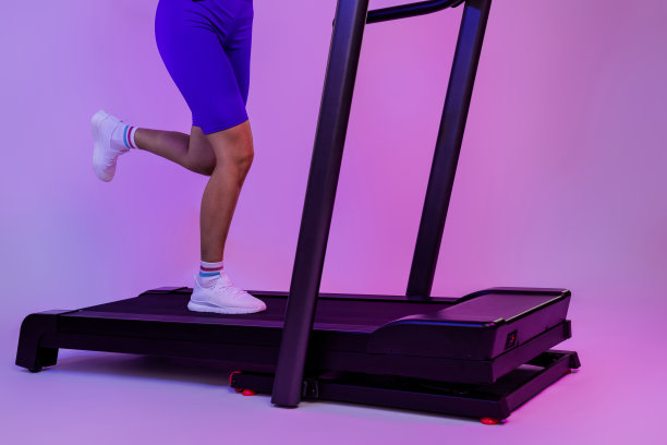 裁剪照片的决心教练女士使用新设备购买与提供运动服装孤立的霓虹色背景图片下载