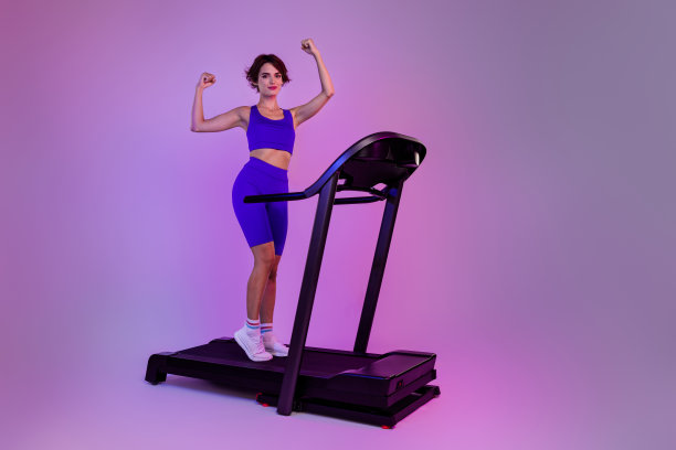 照片运动的女孩跑步冠军训练在跑步机上快速度冲刺孤立的霓虹色背景图片下载