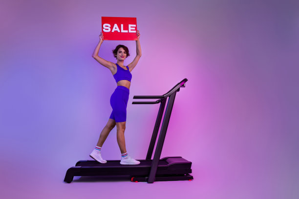 女教练训练者运动市场推广者跑步机与红色促销孤立霓虹色背景的照片图片下载