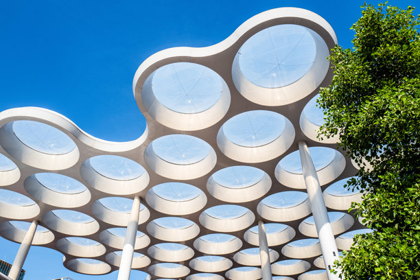 乌得勒支市车站广场上的现代Hoog catherine购物中心的入口。图片下载