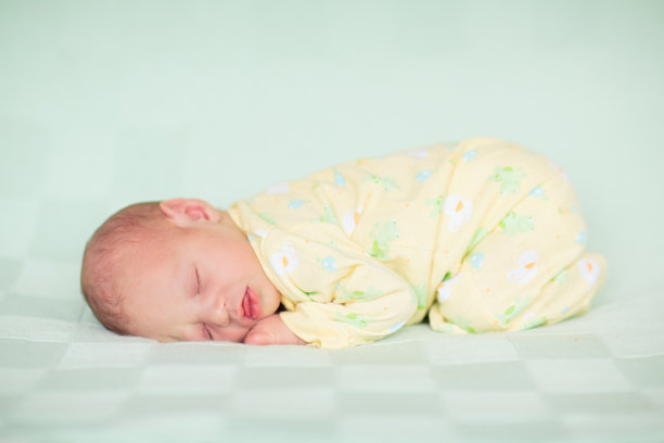 白床上的小婴儿图片下载