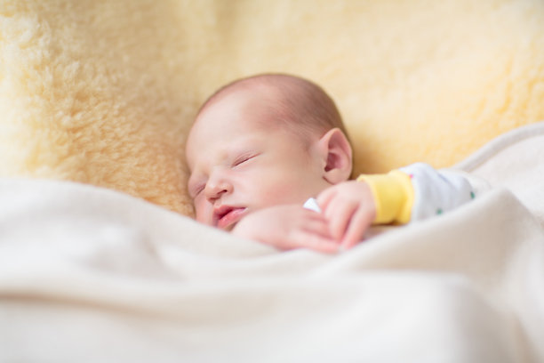 白床上的小婴儿图片下载