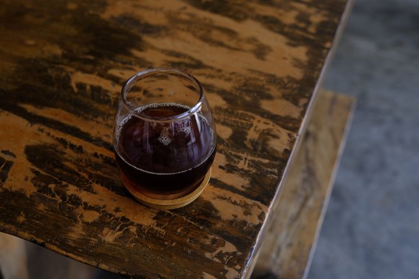 手工冲泡咖啡，咖啡桌上放冰块图片下载