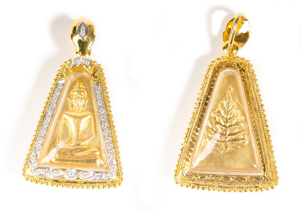 护身符护身符泰国神圣的护身符。金色的框架。白色背景图片下载