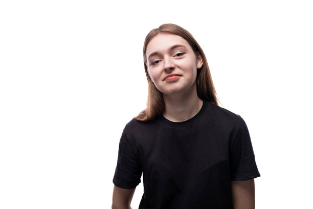 一个15岁的棕色头发的女孩穿着一件黑色的基本款t恤图片下载