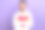 照片中开朗率真的男子笑容满面，双臂抱抱纸红色的心，孤立在紫罗兰色的背景上图片下载