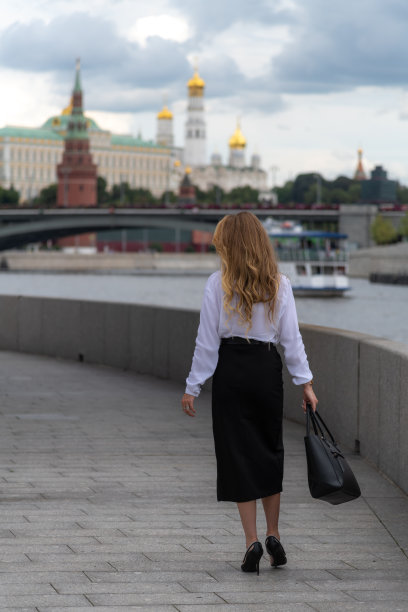 莫斯科街头的女商人图片下载