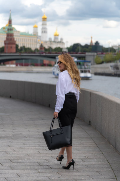 莫斯科街头的女商人图片下载